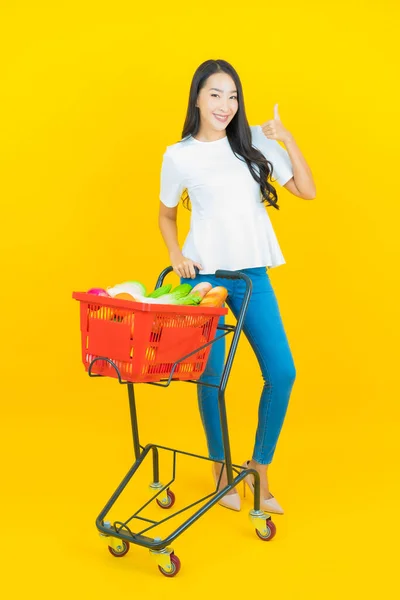 Retrato Bonito Jovem Asiático Mulher Sorriso Com Supermercado Cesta Supermercado — Fotografia de Stock