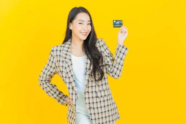 Retrato Bonito Jovem Asiático Mulher Sorriso Com Cartão Crédito Sobre — Fotografia de Stock