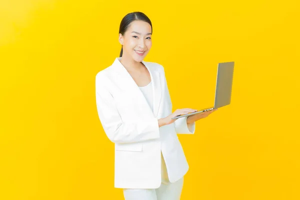 Porträt Schöne Junge Asiatische Frau Lächeln Mit Computer Laptop Auf — Stockfoto