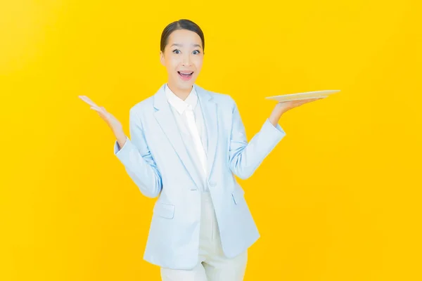 Retrato Hermosa Joven Mujer Asiática Sonrisa Con Plato Vacío Fondo — Foto de Stock