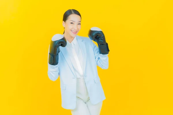 Retrato Hermosa Joven Asiática Mujer Con Guante Boxeo Color Fondo — Foto de Stock