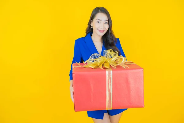 Portrait Belle Jeune Femme Asiatique Sourire Avec Boîte Cadeau Rouge — Photo