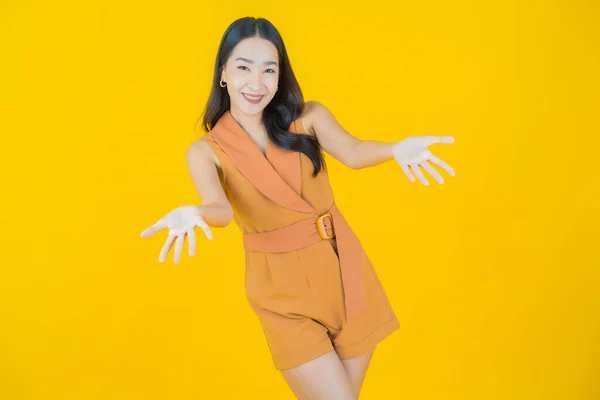 Retrato Bonito Jovem Asiático Mulher Sorriso Com Ação Cor Fundo — Fotografia de Stock