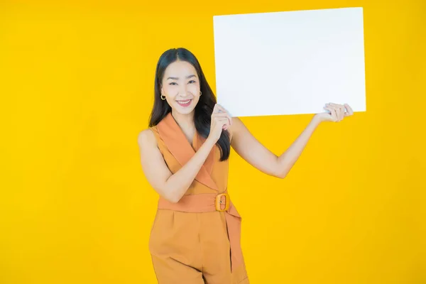 Ritratto Bella Giovane Donna Asiatica Con Cartellone Bianco Vuoto Sfondo — Foto Stock