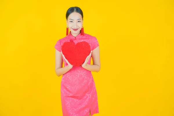 Πορτρέτο Όμορφη Νεαρή Ασιατική Γυναίκα Χαμόγελο Σχήμα Μαξιλαριού Καρδιάς Στο — Φωτογραφία Αρχείου