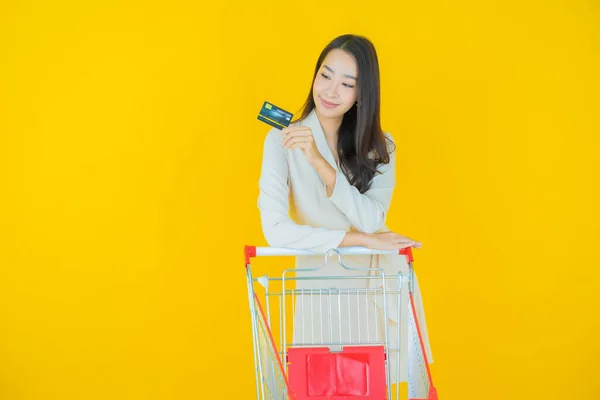 Portrait Belle Jeune Femme Asiatique Sourire Avec Panier Épicerie Supermarché — Photo