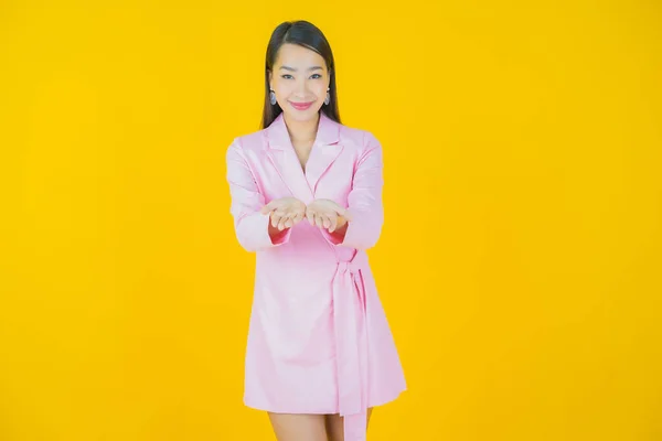 肖像美しい若いアジアの女性の笑顔アクションで色の背景 — ストック写真