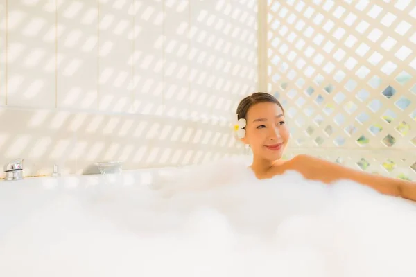 아시아 에사는 여자는 몸매가느려 욕조에서 개념으로 목욕을 — 스톡 사진