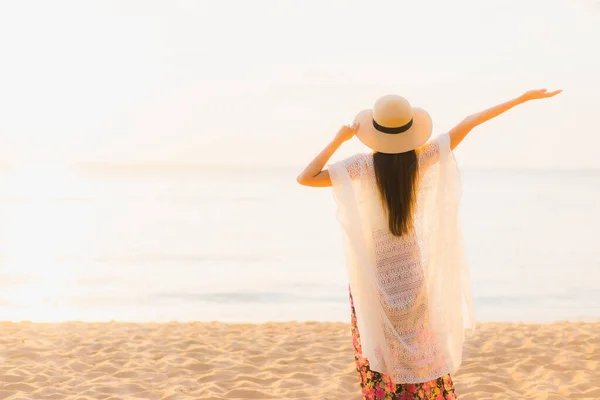 Ritratto Belle Giovani Donne Asiatiche Sorriso Felice Rilassarsi Intorno Spiaggia — Foto Stock