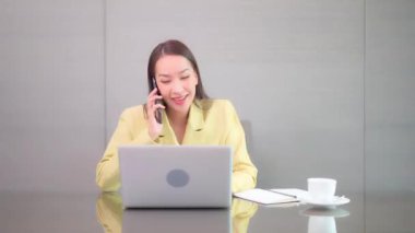 Evde dizüstü bilgisayarla çalışan Asyalı kadının görüntüleri.