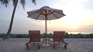 günbatımı güzel dalgalı denizde sakin görüntüleri