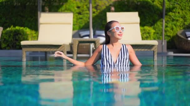 Metraje Hermosa Mujer Asiática Relajándose Piscina Hotel Durante Las Vacaciones — Vídeos de Stock