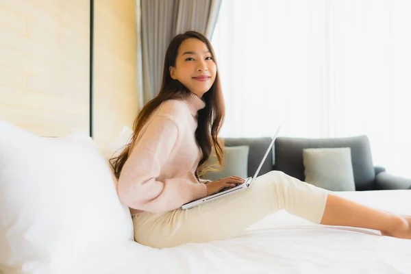 Porträt Schöne Junge Asiatische Frau Mit Laptop Und Handy Auf — Stockfoto