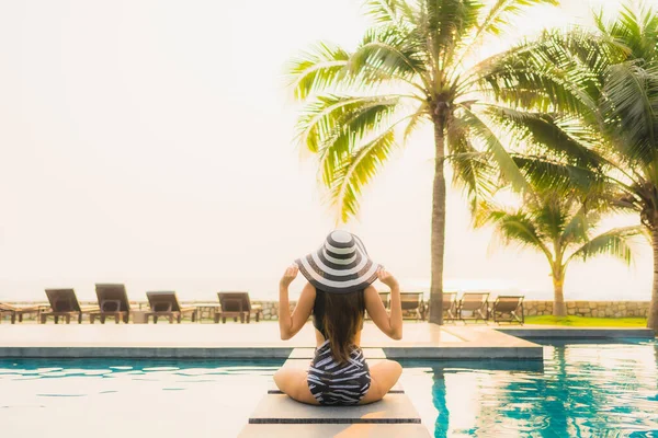 Retrato Bela Jovem Mulher Asiática Relaxar Redor Piscina Livre Hotel — Fotografia de Stock