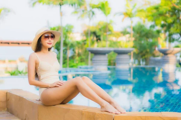 Porträtt Vacker Ung Asiatisk Kvinna Koppla Runt Poolen Hotellet Resort — Stockfoto