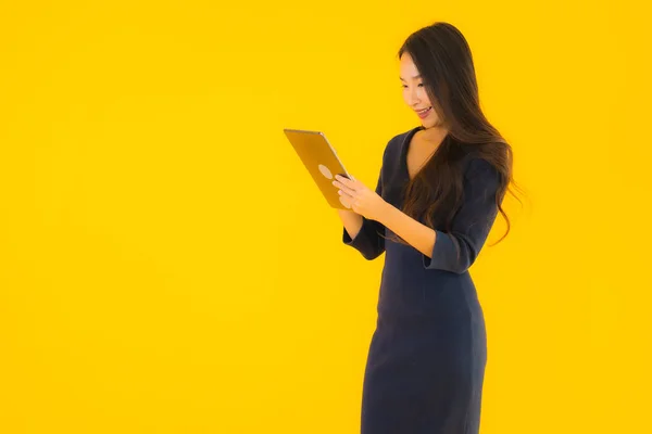 Portrait Belle Jeune Femme Asiatique Avec Tablette Intelligente Électronique Sur — Photo