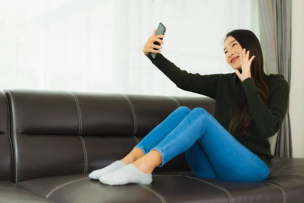 Porträt Schöne Junge Asiatische Frau Verwenden Smartphone Oder Handy Auf — Stockfoto