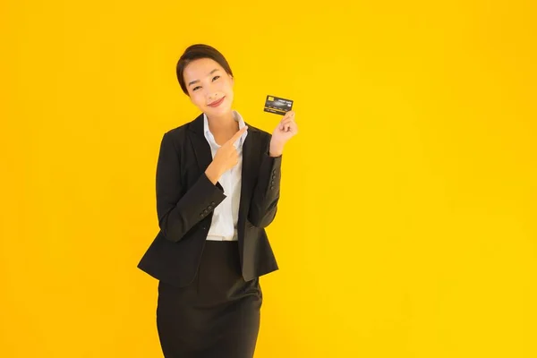 Porträt Schöne Junge Geschäftsfrau Asiatische Frau Mit Kreditkarte Auf Gelbem — Stockfoto