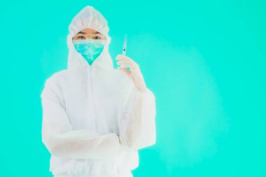 Portriat güzel genç Asyalı doktor kadın koronavirüsü korumak için şırınga aşısı ya da mavi arka planda kovid19