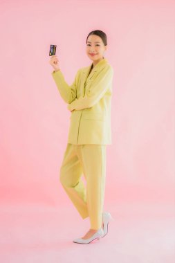 Renkli kredi kartıyla güzel Asyalı iş kadını portresi