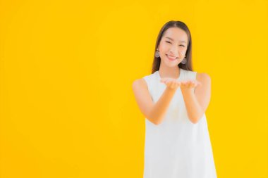 Sarı izole edilmiş arka planda güzel Asyalı bir kadının portresi.