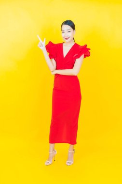 Portre güzel Asyalı kadın gülümsüyor. Renkli arka planda hareket var.