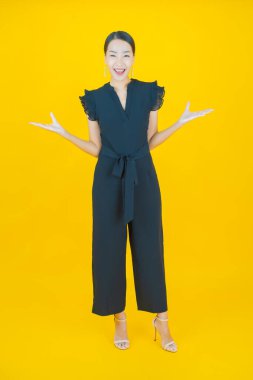 Portre güzel Asyalı kadın gülümsüyor. Renkli arka planda hareket var.