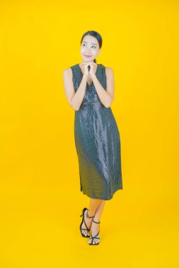 Portre güzel Asyalı kadın gülümsüyor. Renkli arka planda hareket var.