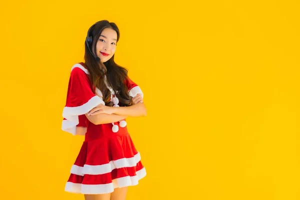 Портрет Красивая Молодая Азиатская Женщина Носить Рождественскую Одежду Шляпу Наушниками — стоковое фото