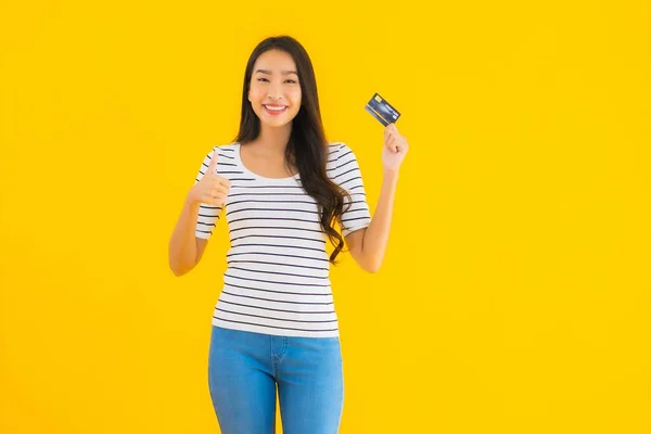 Retrato Bonito Jovem Asiático Mulher Mostrar Cartão Crédito Para Compras — Fotografia de Stock