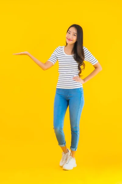 Portret Mooie Jonge Aziatische Vrouw Glimlach Blij Met Actie Geel — Stockfoto