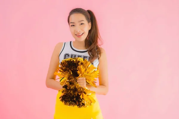 Porträt Schöne Junge Asiatische Frau Cheerleader Auf Rosa Isolierten Hintergrund — Stockfoto