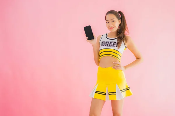 Porträt Schöne Junge Asiatische Frau Cheerleader Mit Smartphone Auf Rosa — Stockfoto