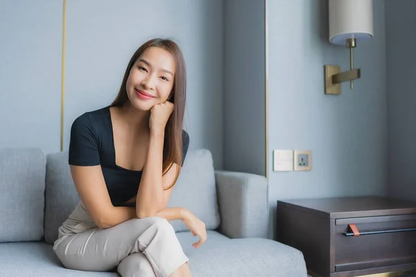 肖像画美しい若いアジアの女性はリラックスしたソファの上にリビングルームエリア — ストック写真
