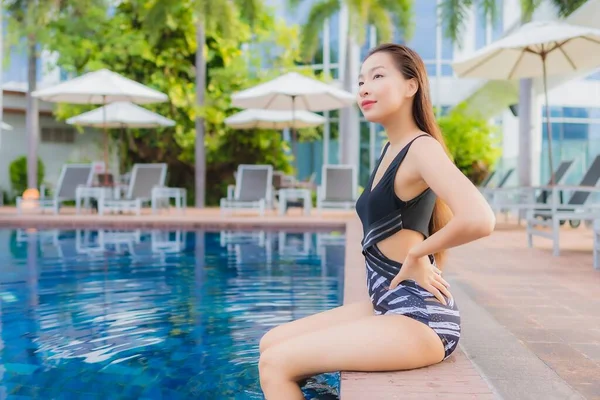 Retrato Bonito Jovem Asiático Mulher Lazer Relaxar Sorriso Redor Piscina — Fotografia de Stock