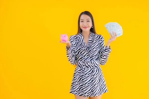 Portret Mooie Jonge Aziatische Vrouw Met Spaarvarken Bank Geld Geld — Stockfoto