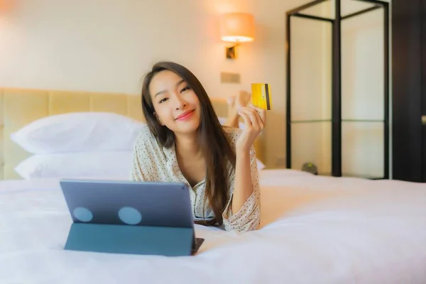 Portret Piękna Młoda Azjatycka Kobieta Używać Tabletki Karty Kredytowej Łóżku — Zdjęcie stockowe