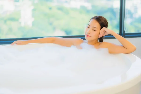 Retrato Bonito Jovem Asiático Mulher Relaxar Lazer Desfrutar Banheira Banheiro — Fotografia de Stock