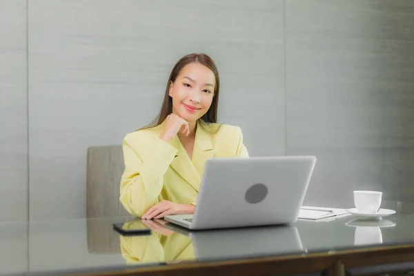 Porträt Schöne Junge Asiatische Frau Verwenden Computer Laptop Mit Smartphone — Stockfoto