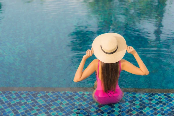 Retrato Hermosa Joven Mujer Asiática Relajarse Disfrutar Alrededor Piscina Aire — Foto de Stock