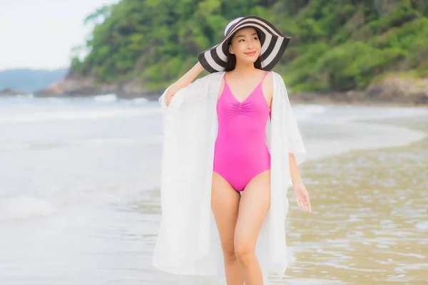 ポートレート美しい若いアジアの女性休暇旅行でビーチの海の周りの笑顔をリラックス — ストック写真