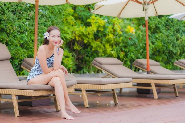 Retrato Hermosa Joven Mujer Asiática Relajarse Sonrisa Ocio Alrededor Piscina —  Fotos de Stock