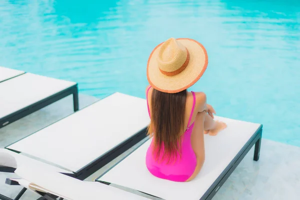 Portret Frumos Tânără Asiatică Femeie Relaxa Zâmbet Jurul Piscină Aer — Fotografie, imagine de stoc