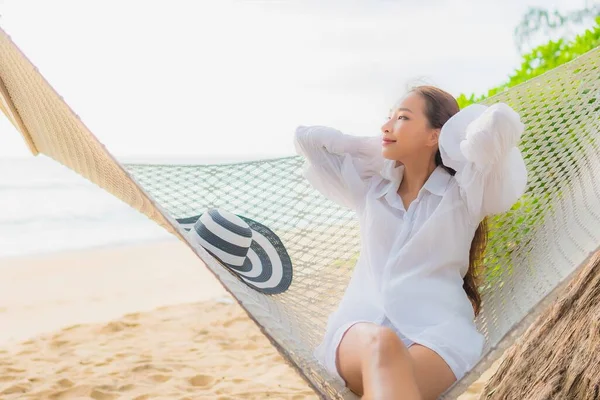 Retrato Bonito Jovem Asiático Mulher Relaxar Rede Torno Praia Mar — Fotografia de Stock