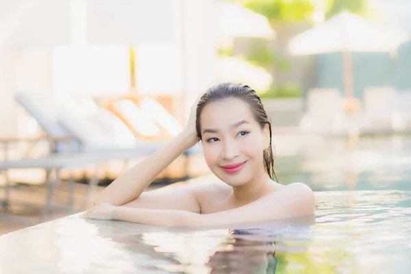 Portret Mooie Jonge Aziatische Vrouw Ontspannen Glimlach Vrijetijdsbesteding Rond Openlucht — Stockfoto