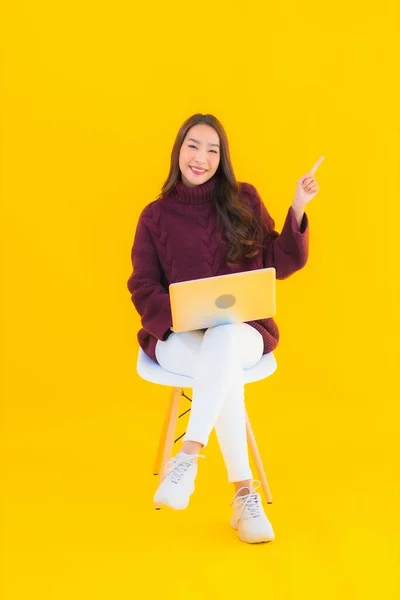 Retrato Bonito Jovem Asiático Mulher Uso Computador Laptop Amarelo Isolado — Fotografia de Stock