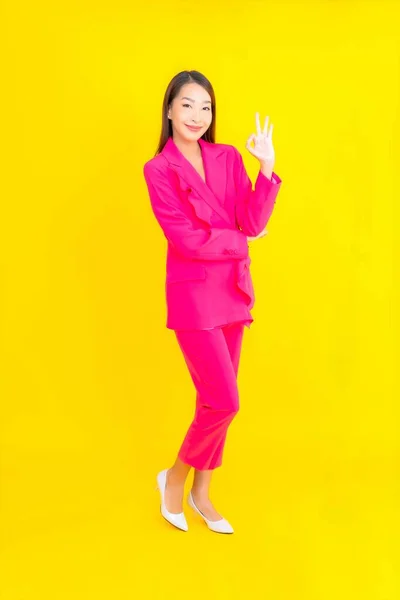 Porträtt Vacker Ung Asiatisk Kvinna Leende Aktion Gul Färg Bakgrund — Stockfoto