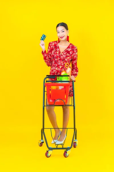 Retrato Hermosa Joven Asiática Mujer Con Supermercado Cesta Carrito Supermercado —  Fotos de Stock