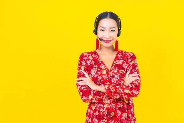 Πορτρέτο Όμορφη Νεαρή Ασιάτισσα Γυναίκα Ακουστικά Για Φροντίδα Του Τηλεφωνικού — Φωτογραφία Αρχείου