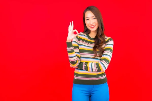 Portret Mooie Jonge Aziatische Vrouw Glimlach Met Actie Rood Geïsoleerde — Stockfoto